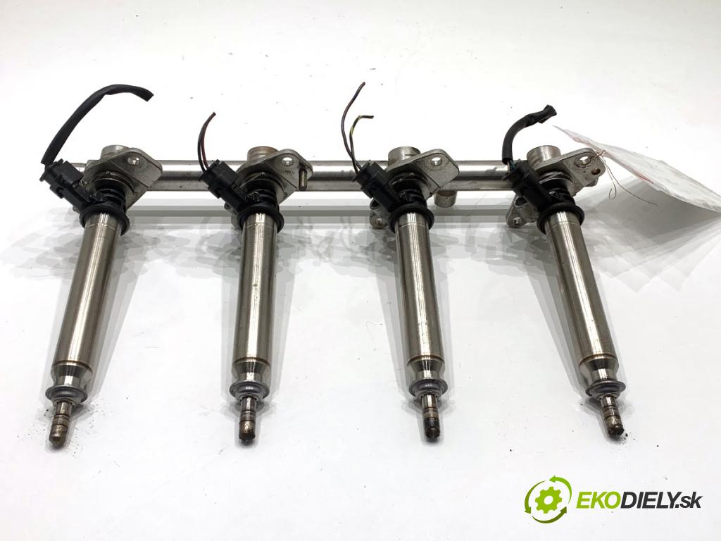 MERCEDES-BENZ W176 liftback 2015 90 kW A 180 (176.042) 1595 Lišta vstrekovacia Vstrekovacie ventily A2700701595 (Vstrekovacia lišta)