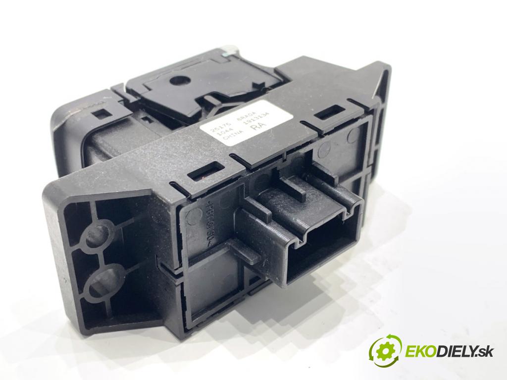 NISSAN QASHQAI J12 SUV 2024 103 kW 1.3 DIG-T 1332 Kulisa brzdy ručnej brzdy 251756RA0A