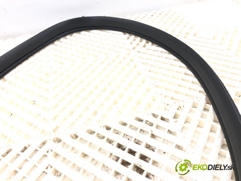 NISSAN QASHQAI J12 SUV 2024 103 kW 1.3 DIG-T 1332 těsnění dveře zadní část pravá  (Karoserie ostatní)