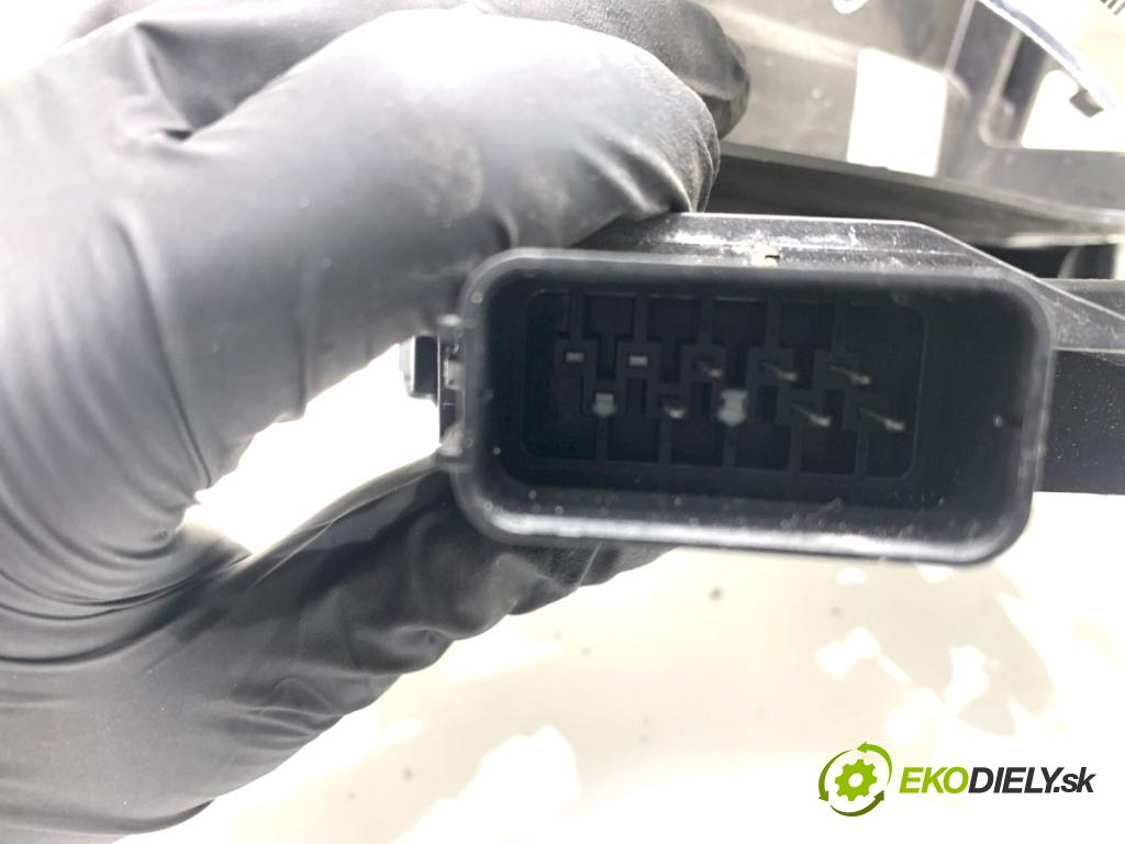 JAGUAR XF I sedan 2014 177 kW 2.0 1999 zámok Dvere pravy predný 8X23-203A28-BG