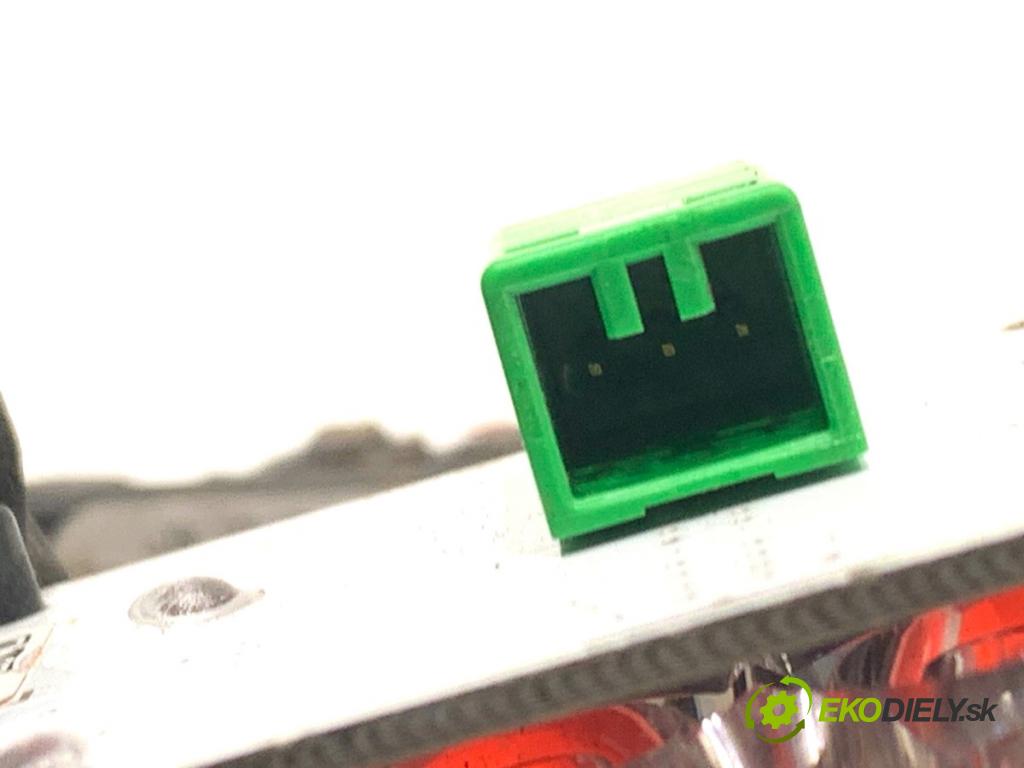 JAGUAR XF I sedan 2014 177 kW 2.0 1999 Svetlo zad ľavá strana vnútorná CX23-15K273-AA (Kľučka dverí ostatné)