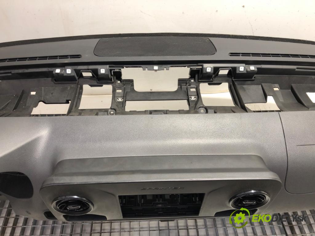 MERCEDES-BENZ SPRINTER 3,5-t Tourer Bus Autobus 2022 125 kW 317 CDI (907.731, 907.733, 907.735) 1950 palubní doska A9106800600 (Palubní deska)