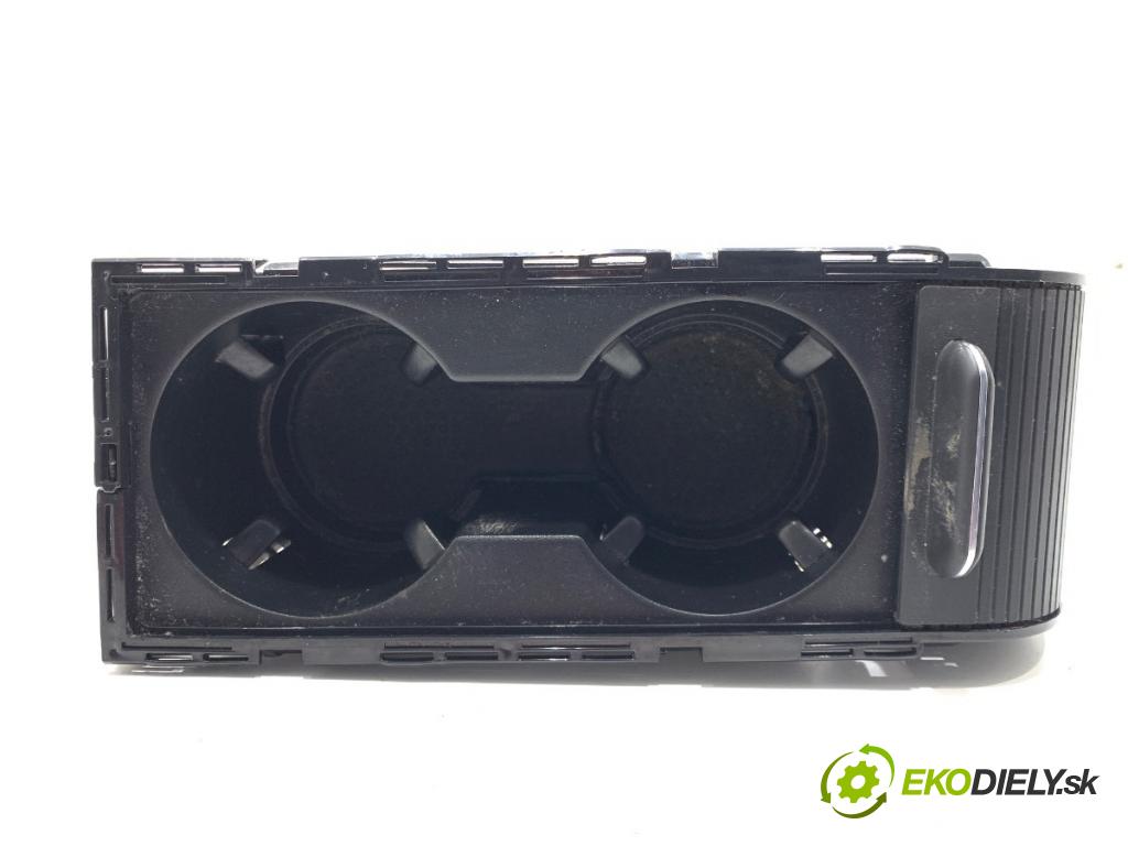 VW GOLF VII liftback 2016 92 kW 1.4 TSI 1395 držák na nápoje 5G0862531 (Držák nápojů)