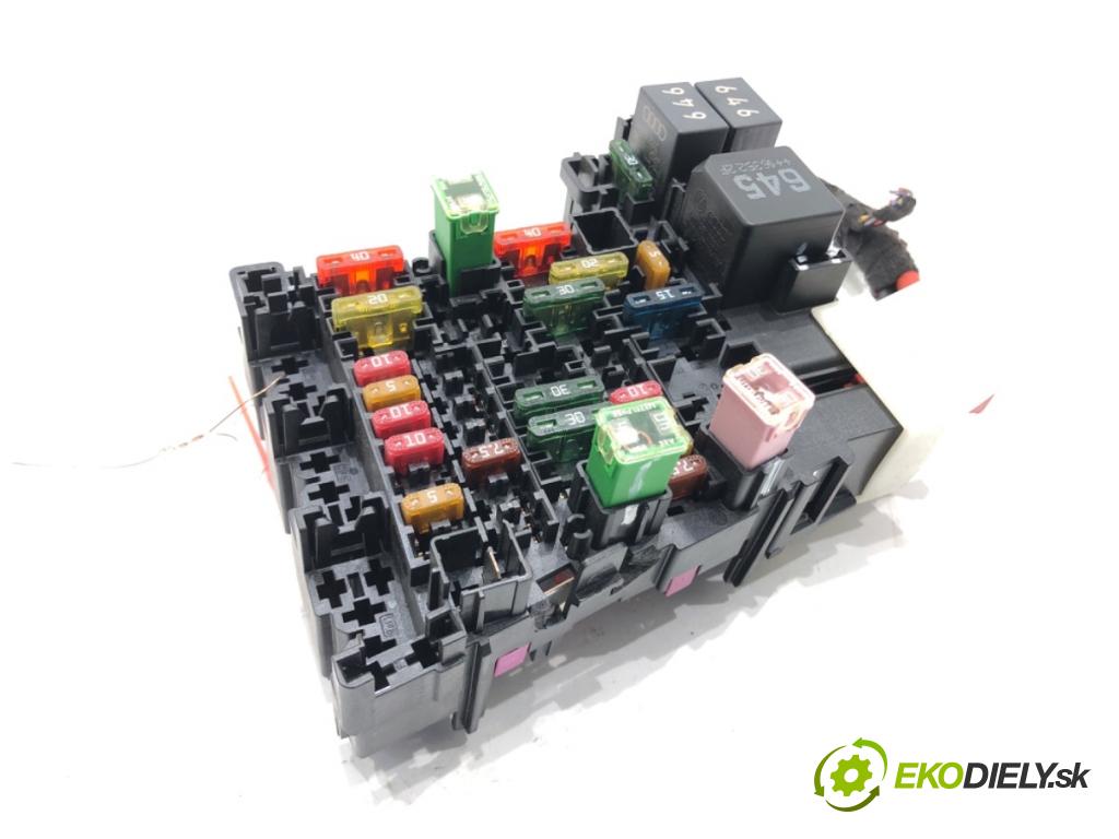 VW GOLF VII liftback 2016 92 kW 1.4 TSI 1395 Skrinka poistková 5Q0937615C (Poistková skrinka)