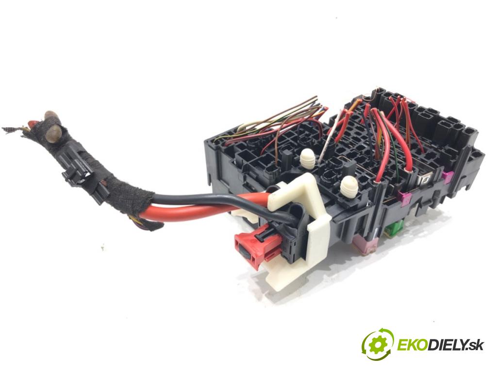 VW GOLF VII liftback 2016 92 kW 1.4 TSI 1395 Skrinka poistková 5Q0937615C (Poistková skrinka)