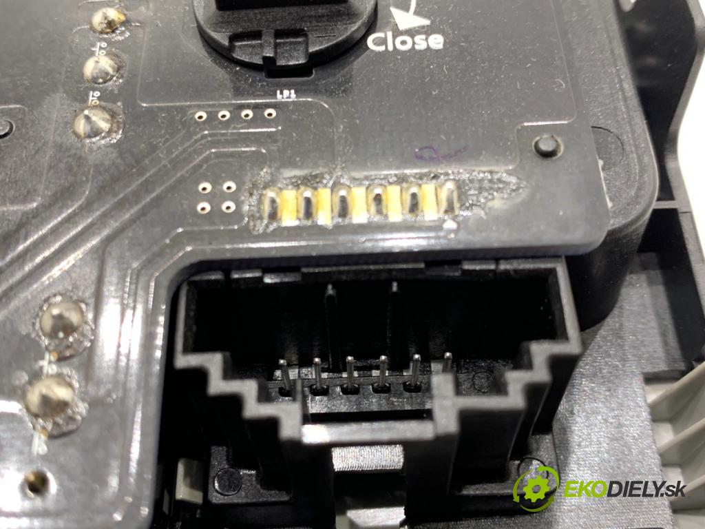 VW GOLF VII liftback 2016 92 kW 1.4 TSI 1395 světlo stropní 3B0035711B