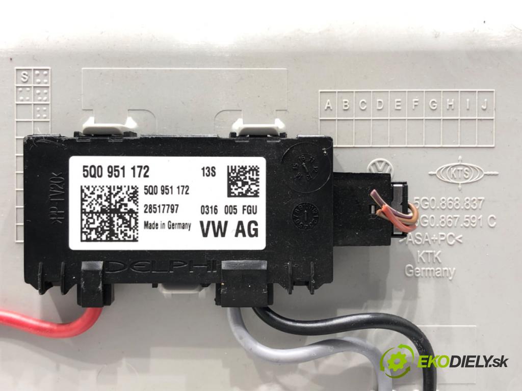 VW GOLF VII liftback 2016 92 kW 1.4 TSI 1395 přihrádka kastlík na skla 5G0868837