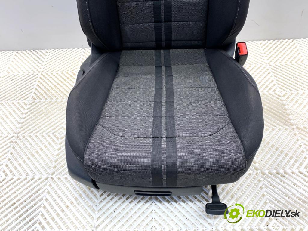 VW GOLF VII liftback 2016 92 kW 1.4 TSI 1395 Sedadlo pravy predný