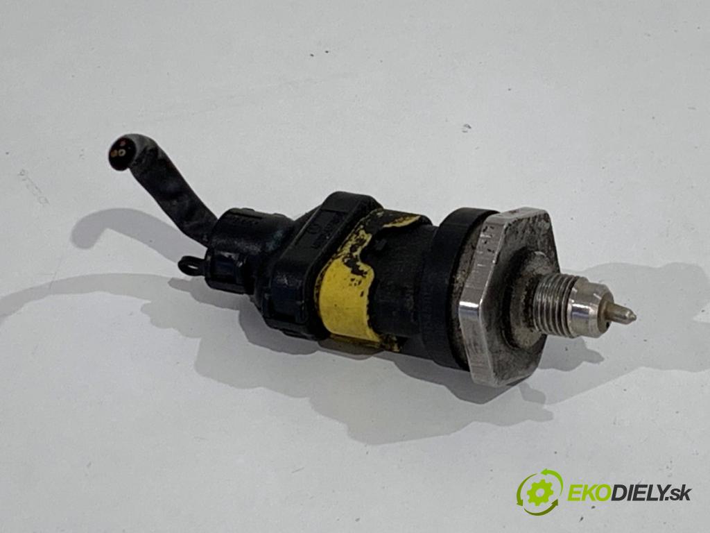 MERCEDES-BENZ W176 liftback 2015 90 kW A 180 (176.042) 1595 Snímač tlaku paliva 0261545102 A2781530728 (Snímač)