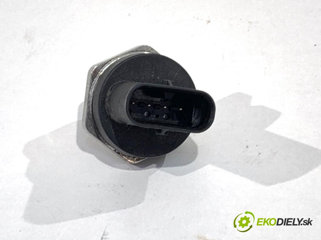 MERCEDES-BENZ W176 liftback 2015 90 kW A 180 (176.042) 1595 Snímač tlaku paliva 0261545102 A2781530728 (Snímač)