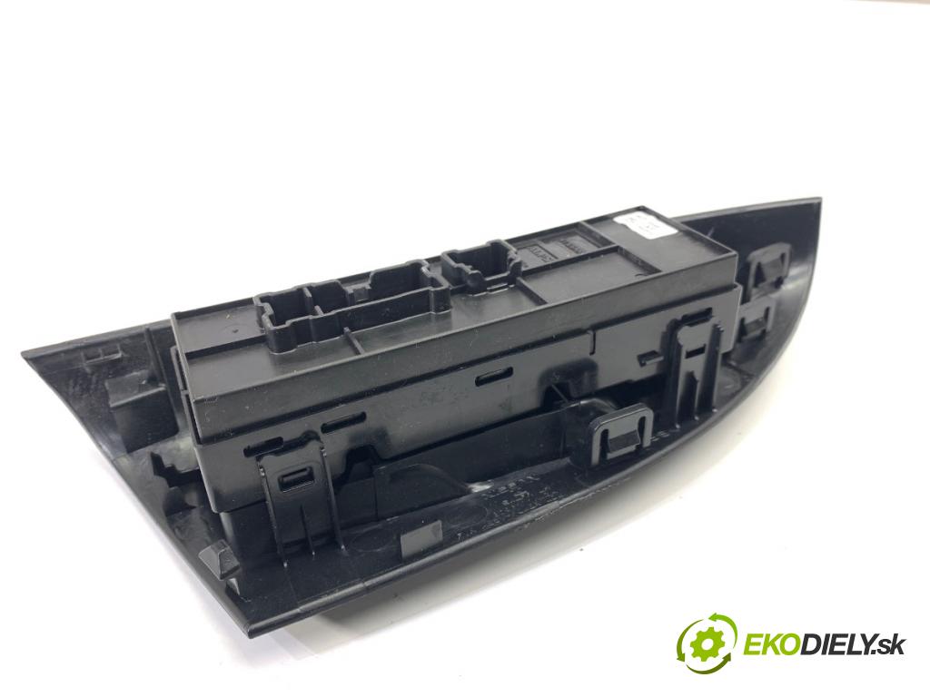 NISSAN JUKE F15 SUV 2017 86 kW 1.6 1598 Prepínač okien 25401-1KA5E (Prepínacie páčky pod volantom)