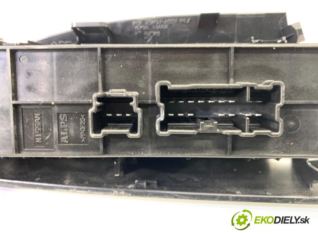 NISSAN JUKE F15 SUV 2017 86 kW 1.6 1598 Prepínač okien 25401-1KA5E (Prepínacie páčky pod volantom)