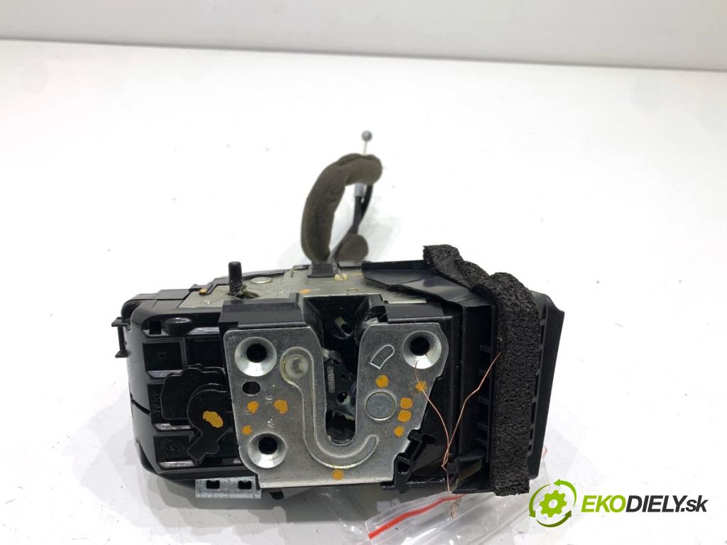 NISSAN JUKE F15 SUV 2017 86 kW 1.6 1598 zámok dveře pravý zadní část 