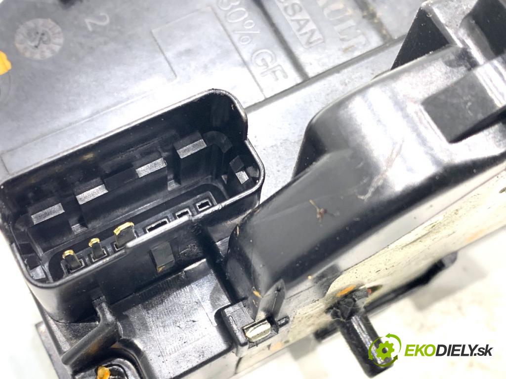 NISSAN JUKE F15 SUV 2017 86 kW 1.6 1598 zámok dveře pravý zadní část