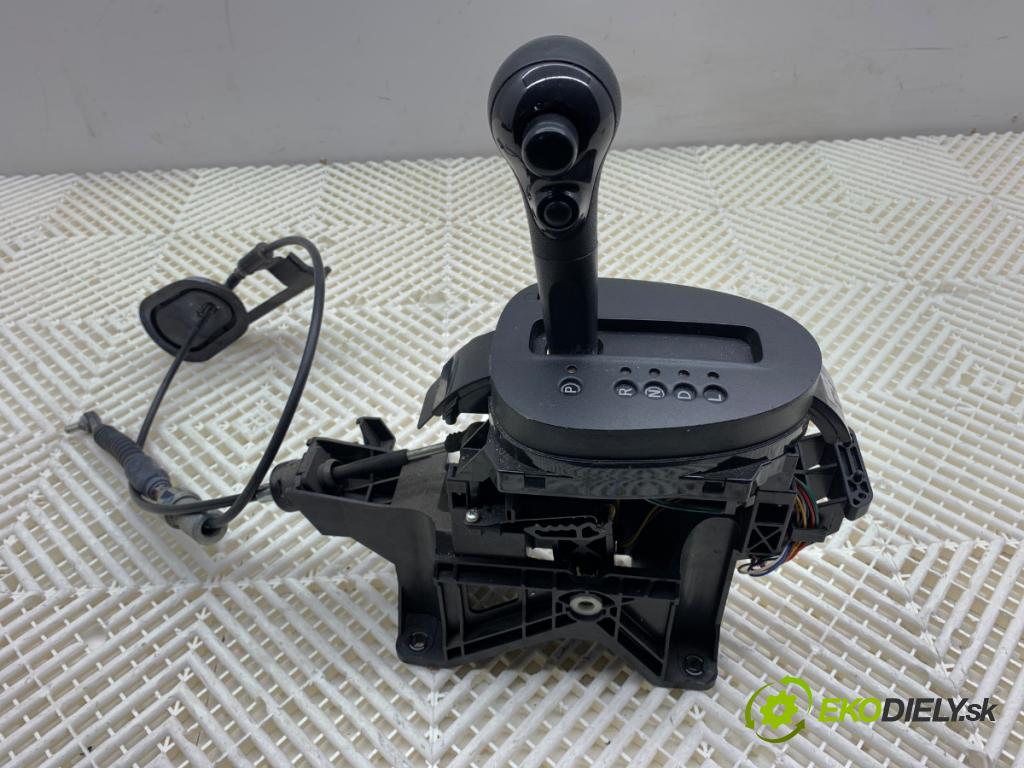 NISSAN JUKE F15 SUV 2017 86 kW 1.6 1598 kulisa  (Řadicí páka (kulisa) )