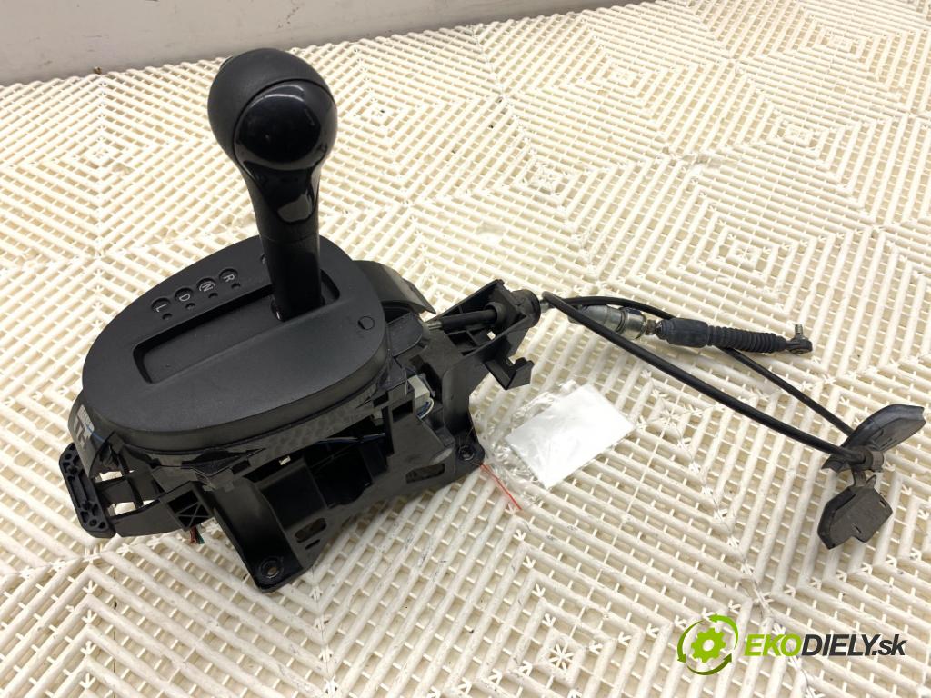 NISSAN JUKE F15 SUV 2017 86 kW 1.6 1598 kulisa  (Řadicí páka (kulisa) )