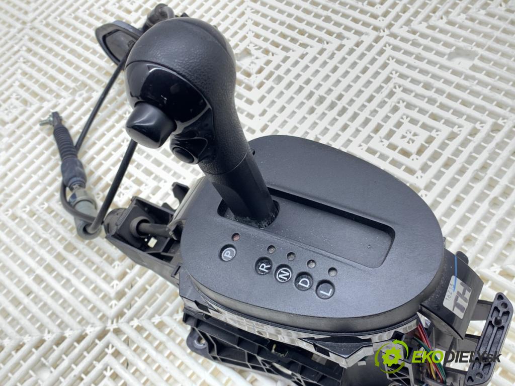 NISSAN JUKE F15 SUV 2017 86 kW 1.6 1598 kulisa  (Řadicí páka (kulisa) )