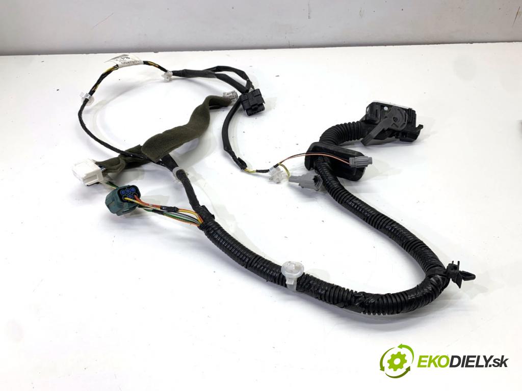 NISSAN JUKE F15 SUV 2017 86 kW 1.6 1598 káblovačka dveře přední část pravý 24124BV90B