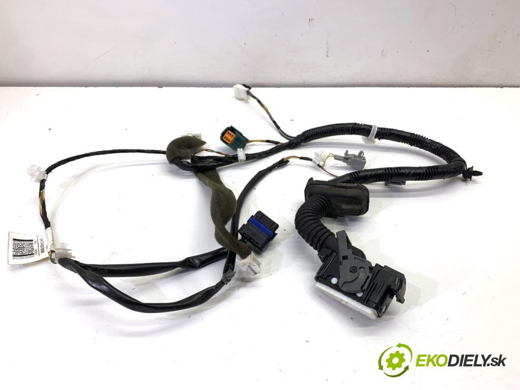 NISSAN JUKE F15 SUV 2017 86 kW 1.6 1598 káblovačka dveře přední část pravý 24124BV90B