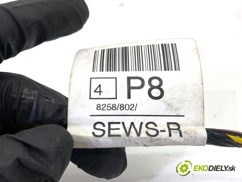 NISSAN JUKE F15 SUV 2017 86 kW 1.6 1598 káblovačka dveře přední část pravý 24124BV90B