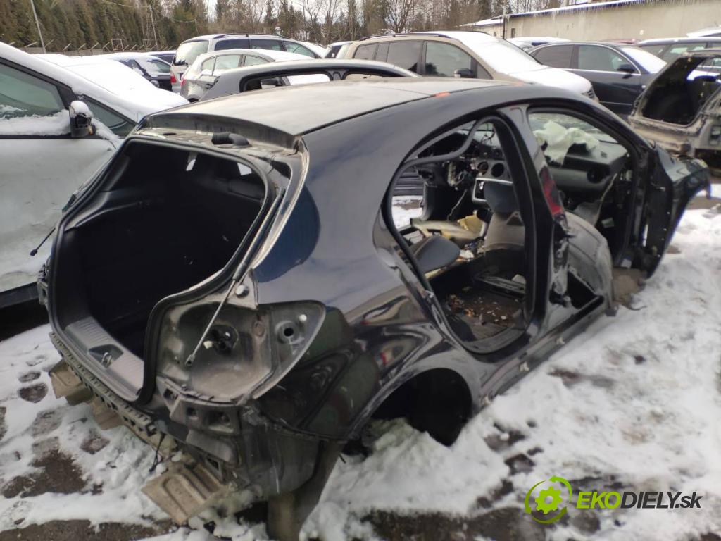 MERCEDES-BENZ W176 liftback 2015 90 kW A 180 (176.042) 1595 karoséria ČTVRŤÁK: Blatník prah strecha PODŁUŻNICA