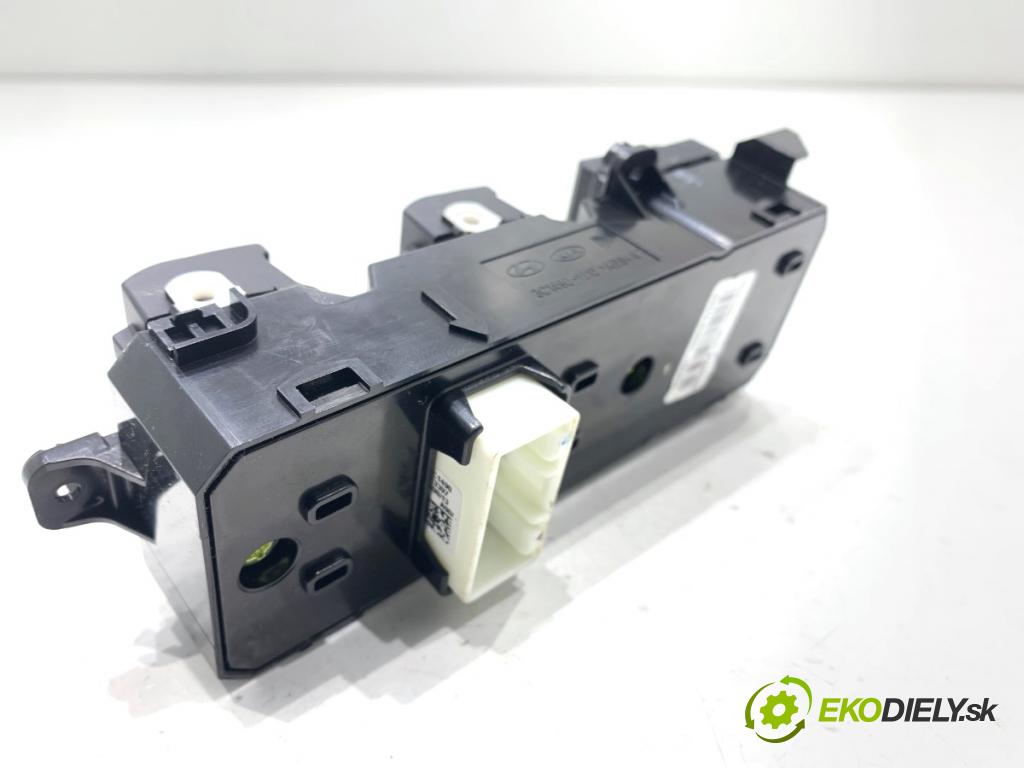 HYUNDAI TUCSON SUV 2015 130 kW 1.6 T-GDi 1591 Prepínač okien 93570-D3041 (Prepínacie páčky pod volantom)