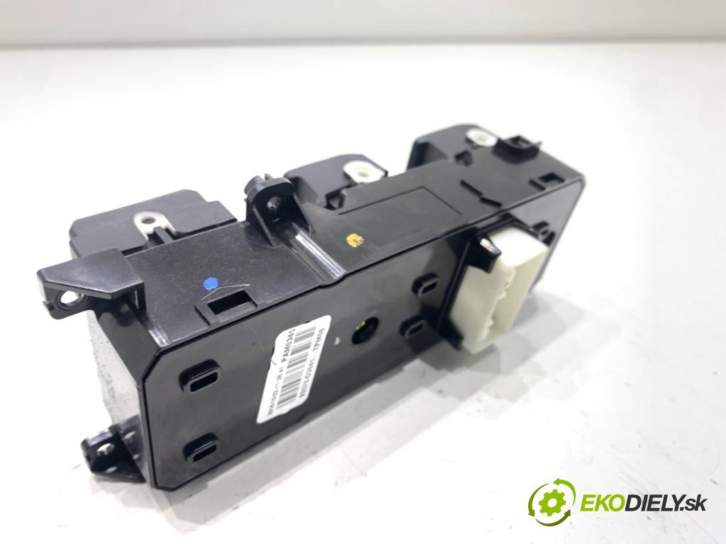 HYUNDAI TUCSON SUV 2015 130 kW 1.6 T-GDi 1591 Prepínač okien 93570-D3041 (Prepínacie páčky pod volantom)