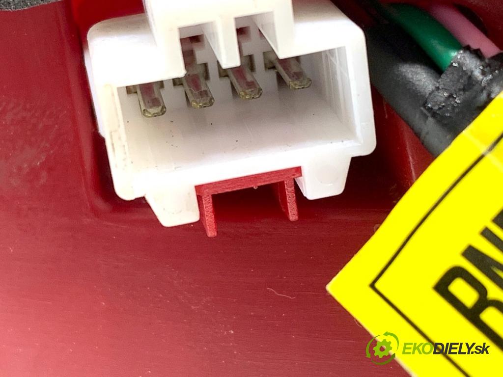 HYUNDAI TUCSON SUV 2015 130 kW 1.6 T-GDi 1591 světlo zadní část pravá vnitřní  (Klika dveří ostatní)