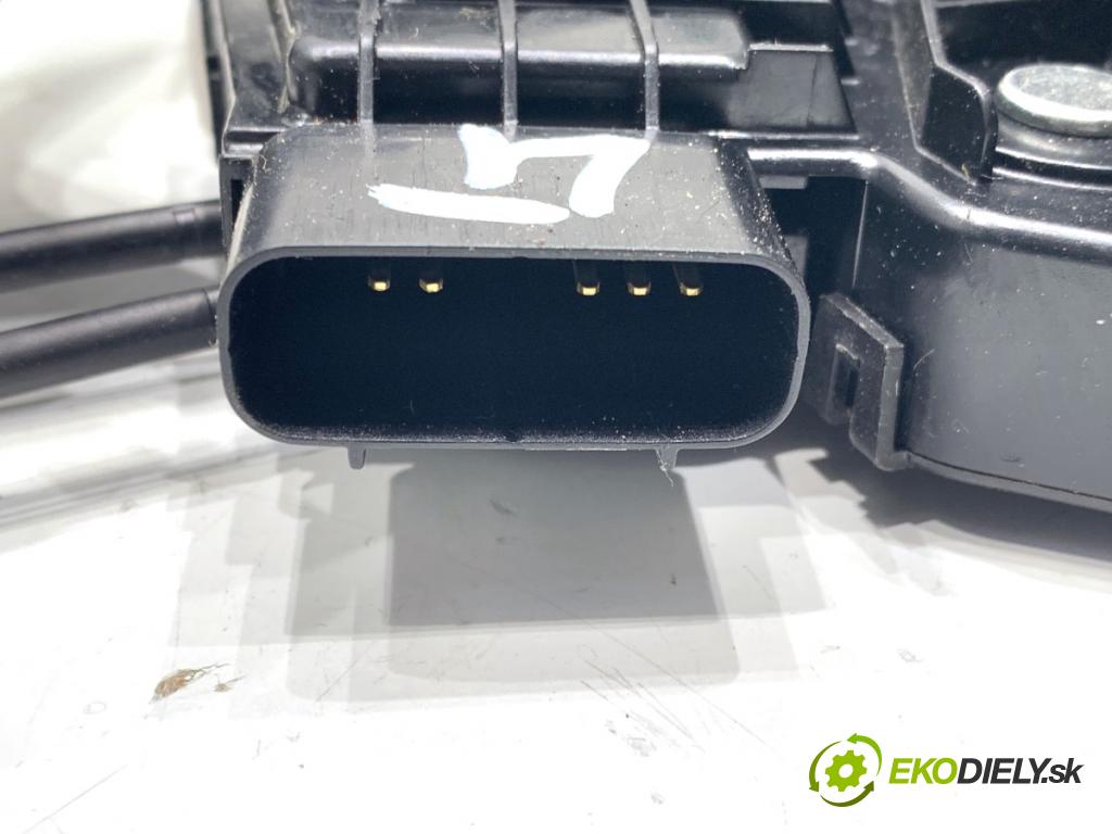 HYUNDAI TUCSON SUV 2015 130 kW 1.6 T-GDi 1591 zámok Dvere ľavy zad 81410-D7510