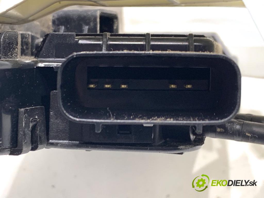 HYUNDAI TUCSON SUV 2015 130 kW 1.6 T-GDi 1591 zámok Dvere pravy predný 81320-D7500