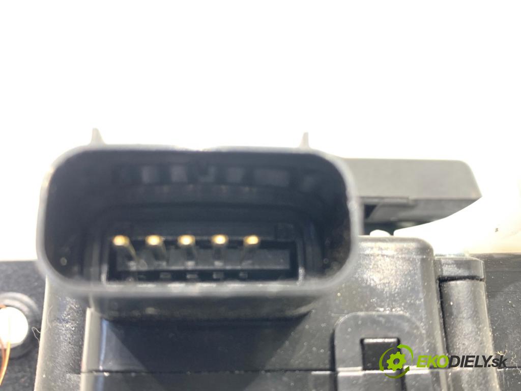 HYUNDAI TUCSON SUV 2015 130 kW 1.6 T-GDi 1591 zámok dveří zadní část