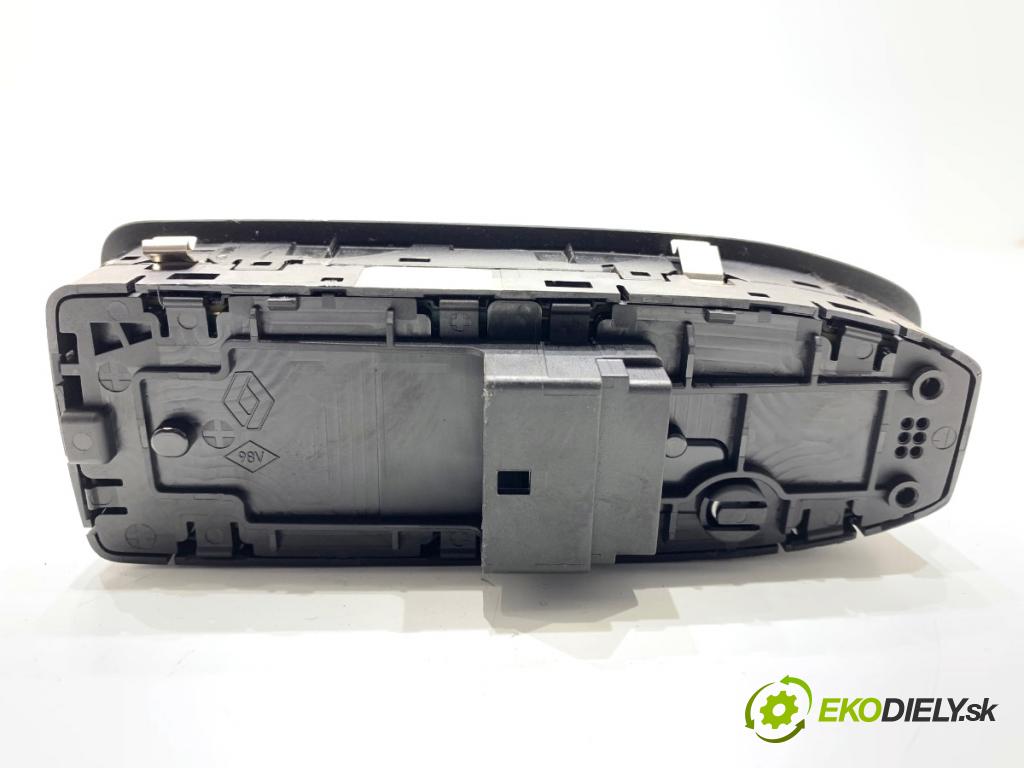 RENAULT ARKANA I SUV 2021 69 kW 1.5 E-TECH 145 1598 Prepínač okien 254107001R (Prepínacie páčky pod volantom)
