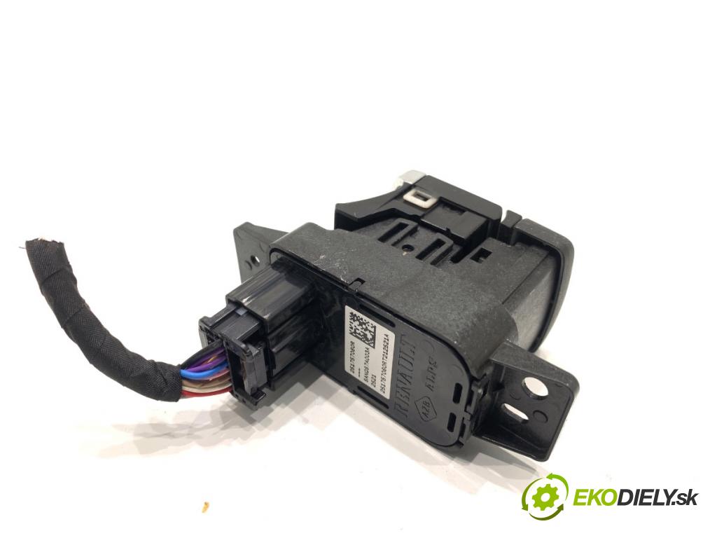 RENAULT ARKANA I SUV 2021 69 kW 1.5 E-TECH 145 1598 kulisa brzdy ruční brzdy 251757060R