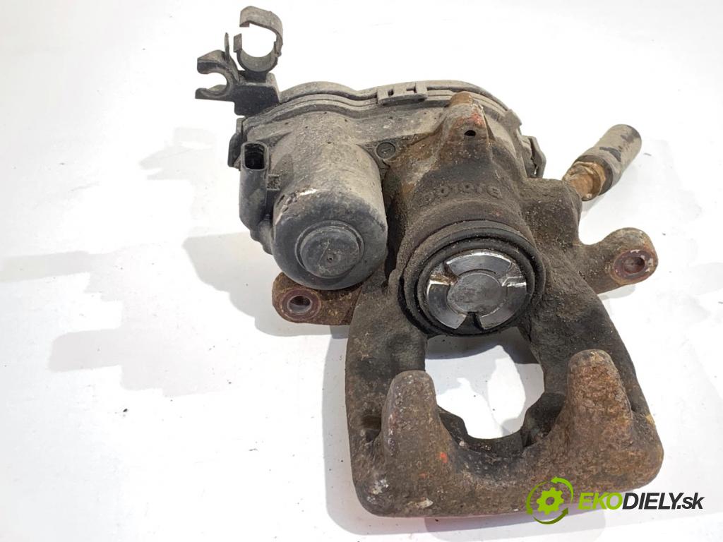 MERCEDES-BENZ CLA coupe coupe 2014 155 kW CLA 250 4-matic (117.346) 1991 Brzdič strmeň pravy zad A2464233298