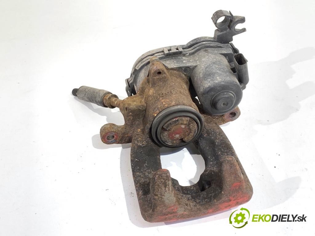 MERCEDES-BENZ CLA coupe coupe 2014 155 kW CLA 250 4-matic (117.346) 1991 Brzdič strmeň ľavy zad A2464233198