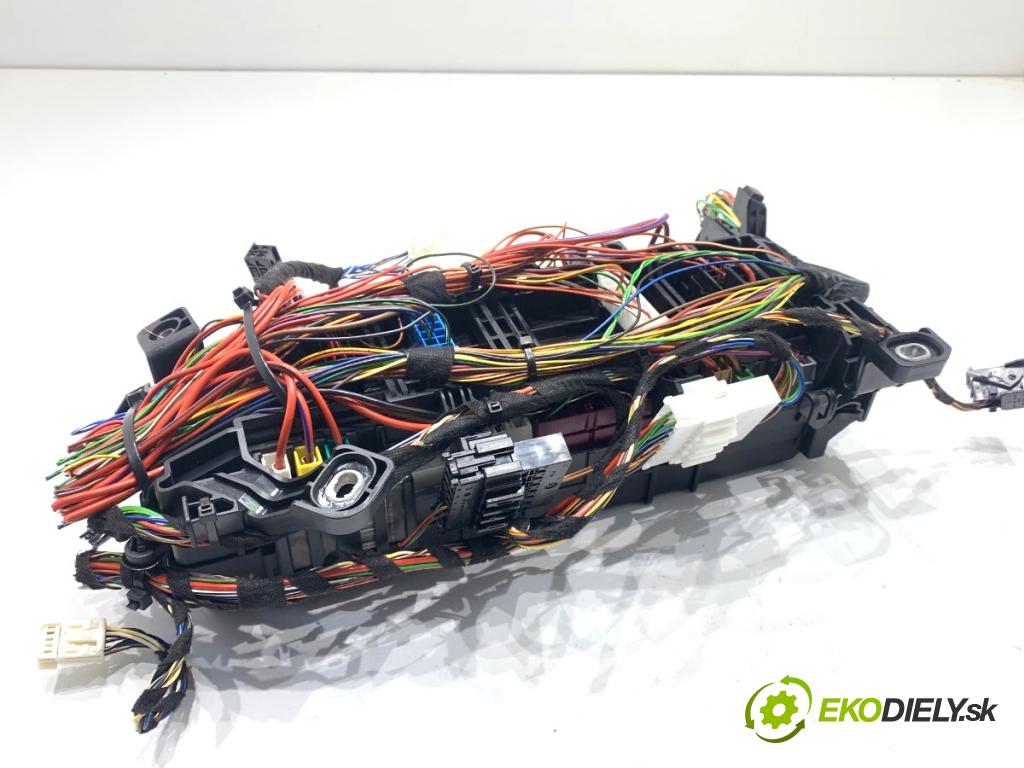 MERCEDES-BENZ CLA coupe coupe 2014 155 kW CLA 250 4-matic (117.346) 1991 Skrinka poistková  (Poistková skrinka)