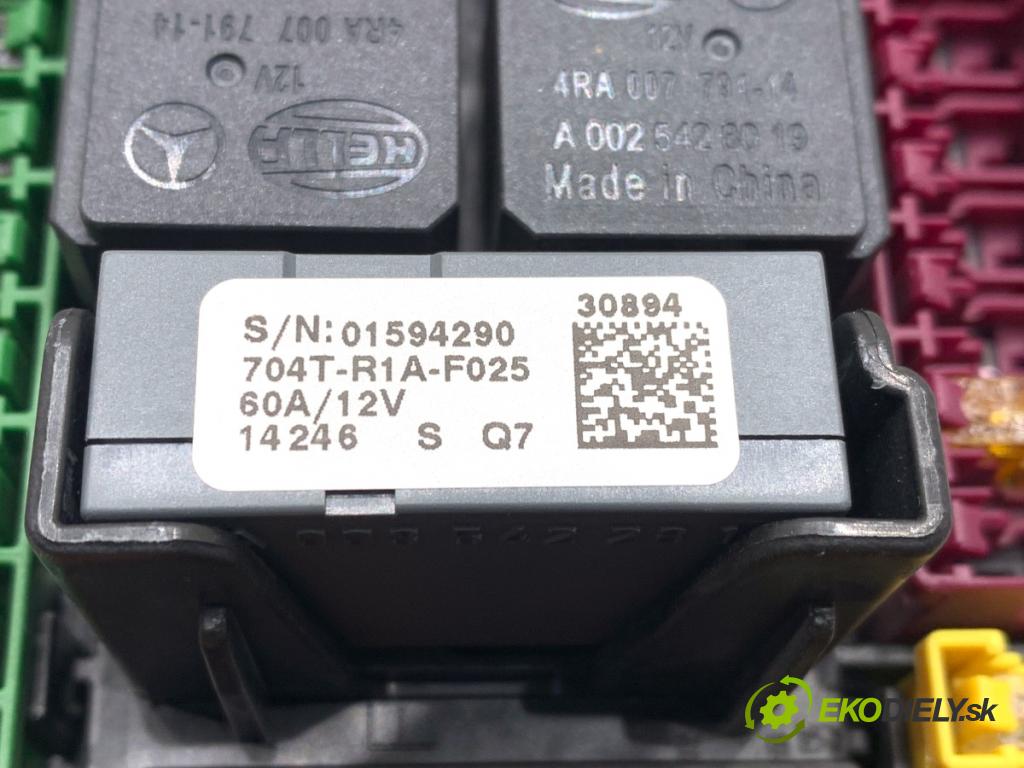 MERCEDES-BENZ CLA coupe coupe 2014 155 kW CLA 250 4-matic (117.346) 1991 Skrinka poistková  (Poistková skrinka)