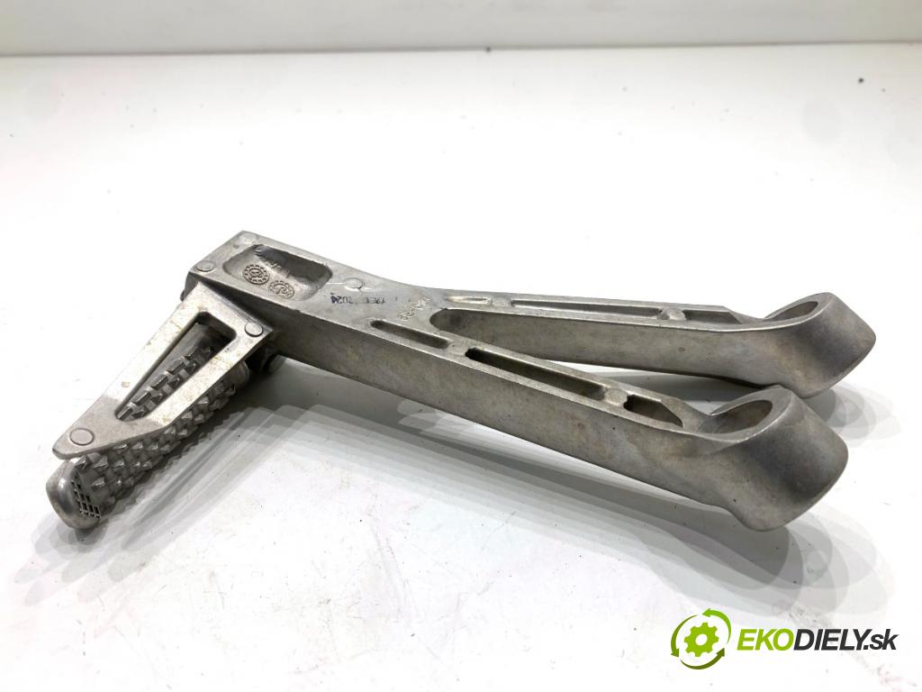 HONDA CB650RA  2024 34 kW 650 CM3 34kW 46KM (2014 - 650 komplet stupačka zadní část pravý