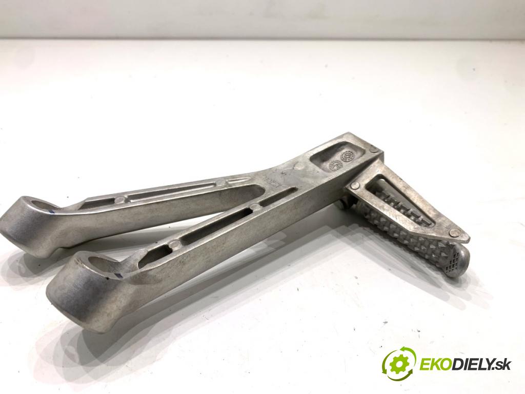 HONDA CB650RA  2024 34 kW 650 CM3 34kW 46KM (2014 - 650 komplet stupačka zadní část levý