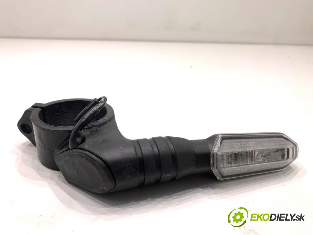 HONDA CB650RA  2024 34 kW 650 CM3 34kW 46KM (2014 - 650 směrovka pravý přední část  (Klika dveří ostatní)