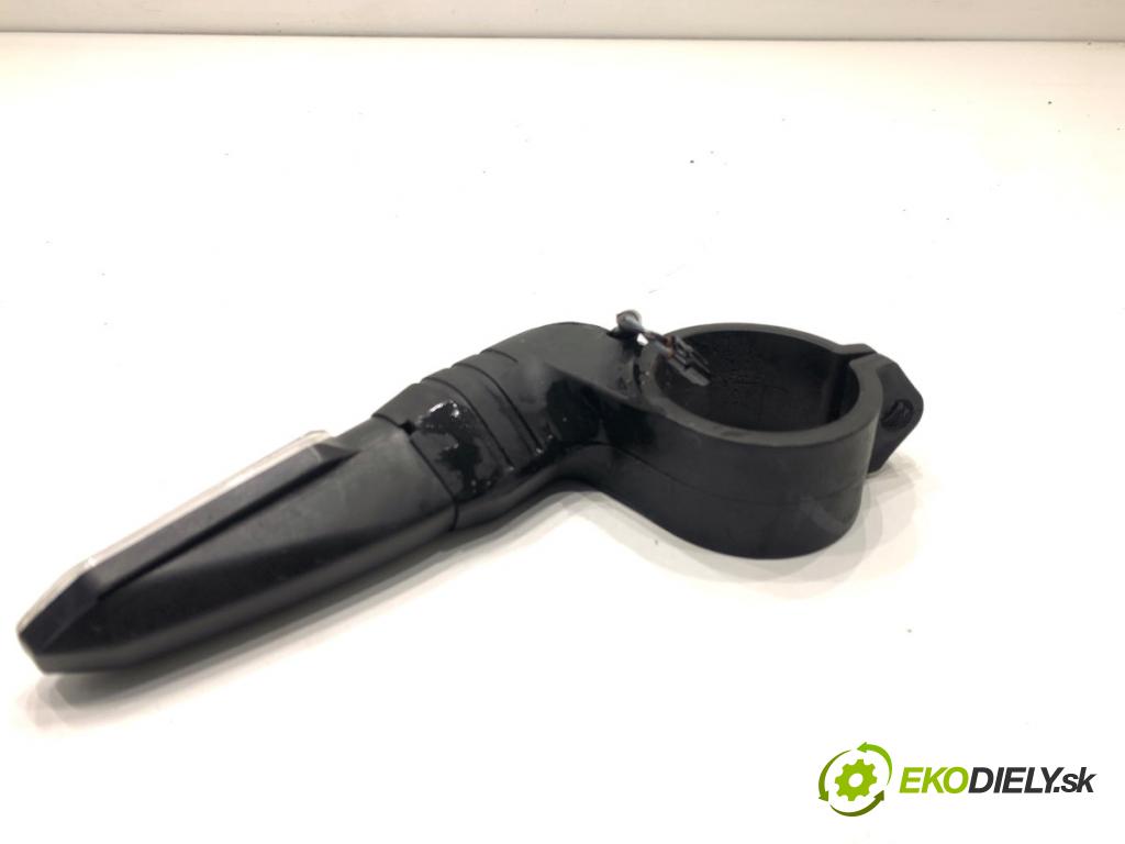 HONDA CB650RA  2024 34 kW 650 CM3 34kW 46KM (2014 - 650 směrovka pravý přední část  (Klika dveří ostatní)