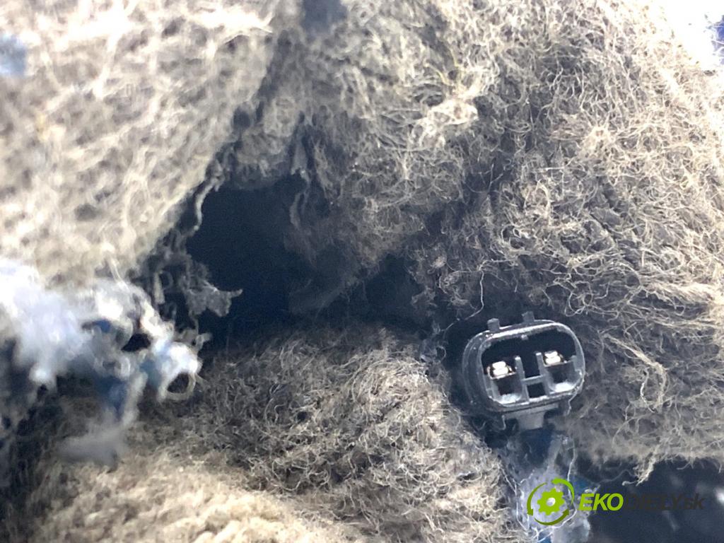 HONDA CB650RA  2024 34 kW 650 CM3 34kW 46KM (2014 - 650 směrovka pravý přední část  (Klika dveří ostatní)