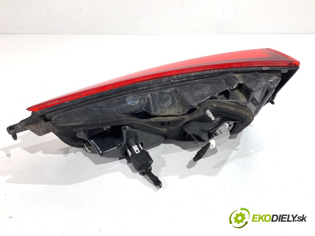 NISSAN QASHQAI J11 SUV 2019 103 kW 1.3 DIG-T 1332 Svetlo zad ľavá strana vnútorná  (Kľučka dverí ostatné)