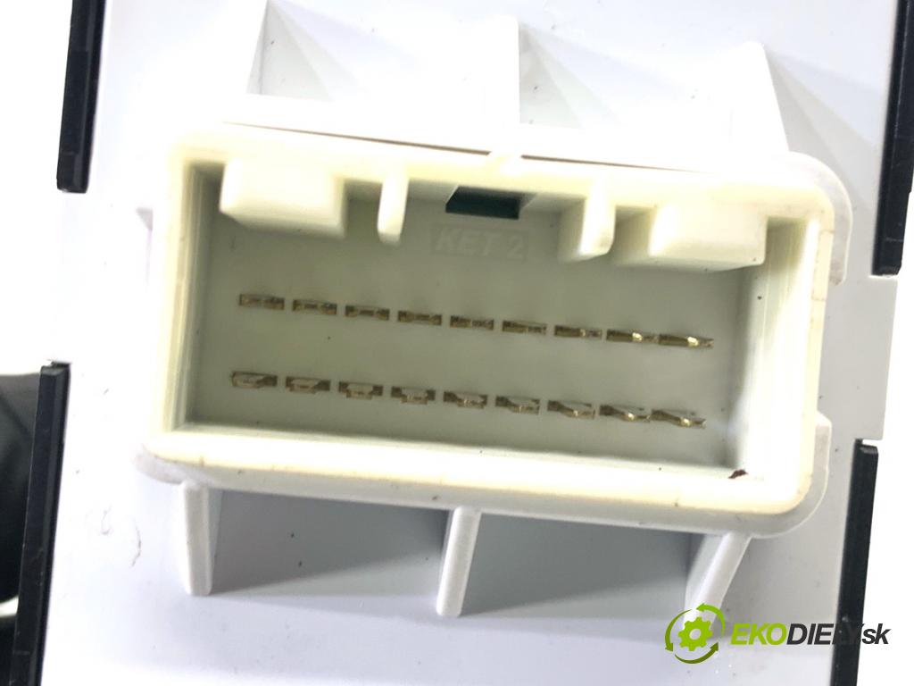 KIA CEED liftback 2020 85 kW 1.6 CRDi 115 1598 Prepínač okien 93570J7120 (Prepínacie páčky pod volantom)