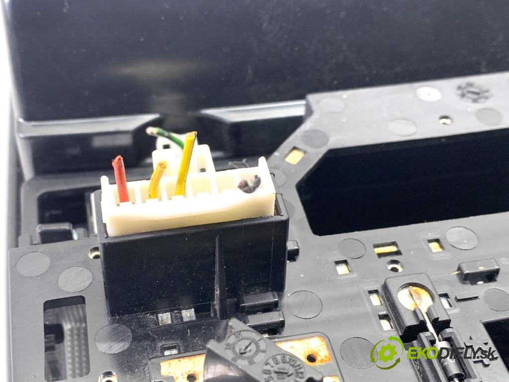 KIA CEED liftback 2020 85 kW 1.6 CRDi 115 1598 světlo stropní 928XX-M6XXX