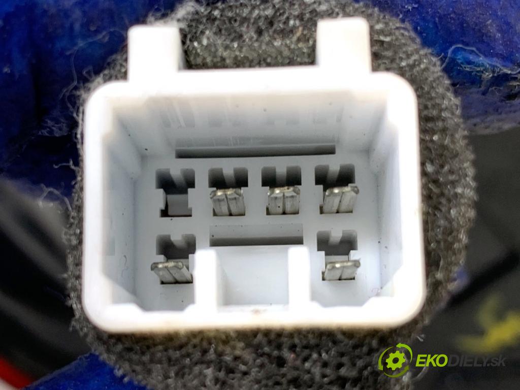 KIA CEED liftback 2020 85 kW 1.6 CRDi 115 1598 světlo pravý zadní část 92402-J70