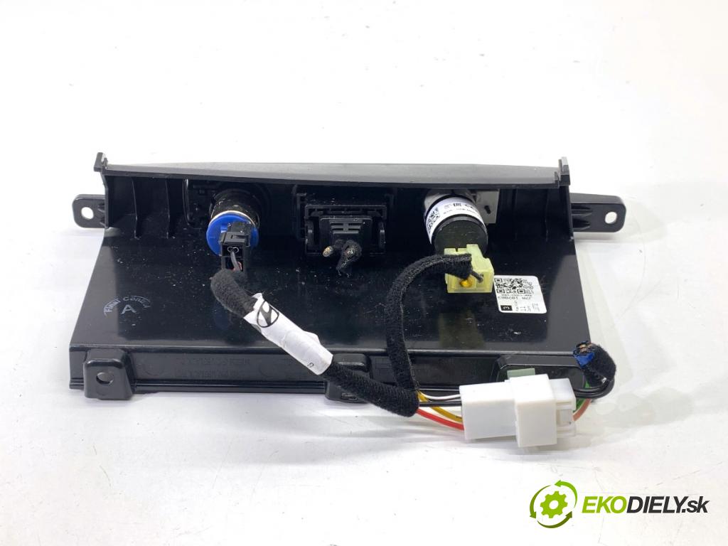 KIA CEED liftback 2020 85 kW 1.6 CRDi 115 1598 HNÍZDO: USB