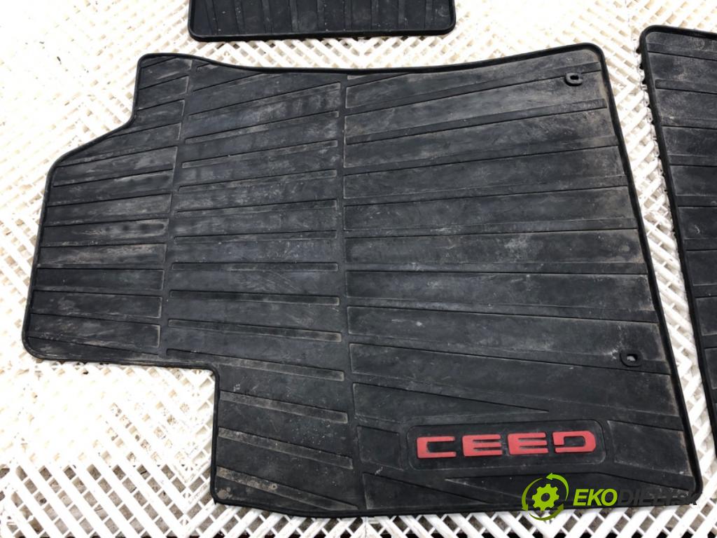 KIA CEED liftback 2020 85 kW 1.6 CRDi 115 1598 koberček J7131ADE50