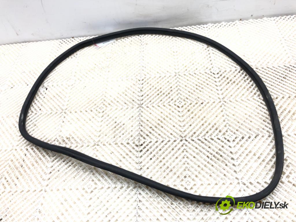 KIA CEED liftback 2020 85 kW 1.6 CRDi 115 1598 těsnění dveře zadní část levá strana  (Karoserie ostatní)