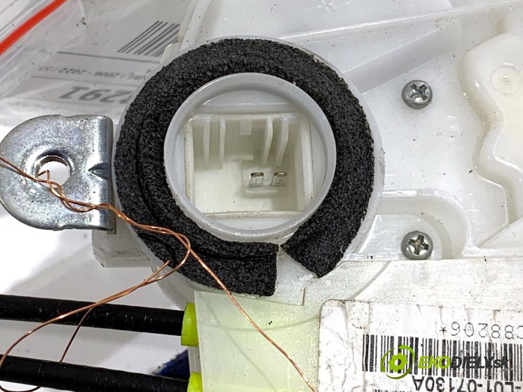 HONDA CR-V III SUV 2009 103 kW 2.2 i-CTDi 4WD (RE6) 2204 zámok dveře pravý přední část 72111-SWA-P1